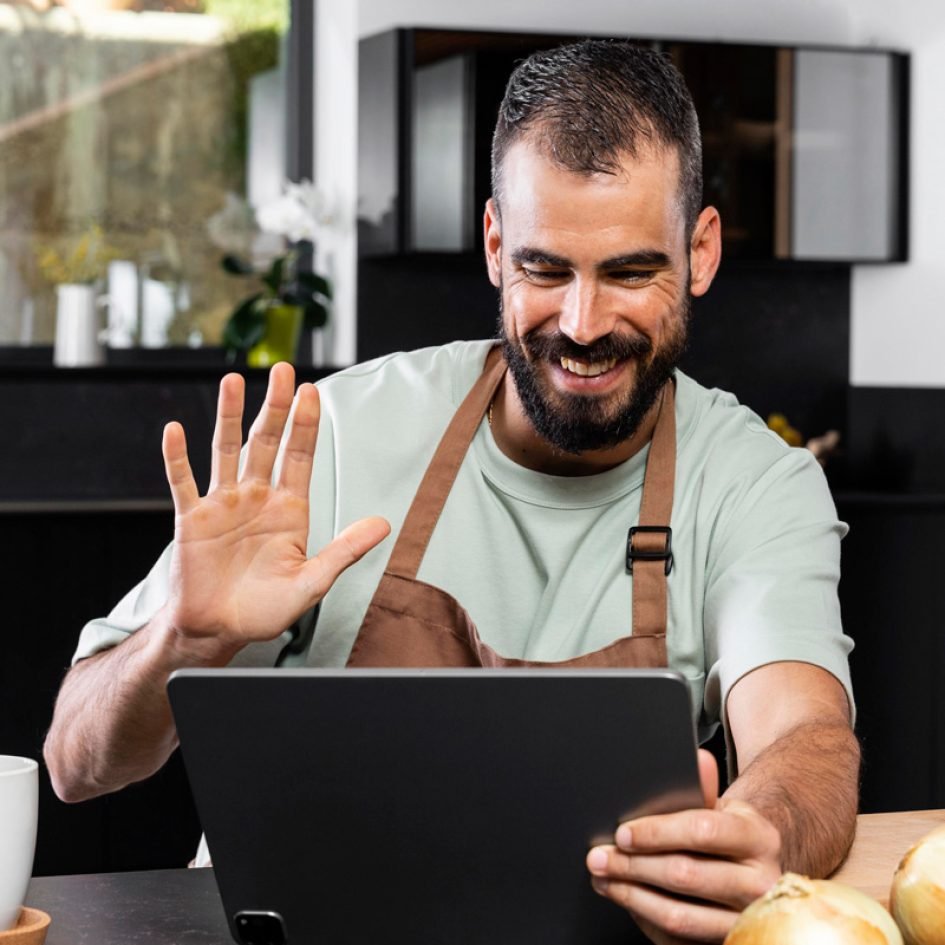 raspitajse-com-man-waving-tablet-search-job